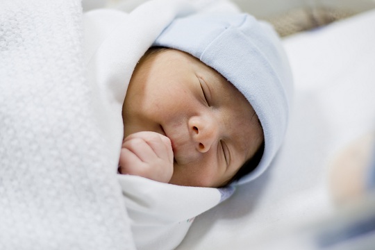 寶寶愛吃手入睡，這癮，要不要戒？